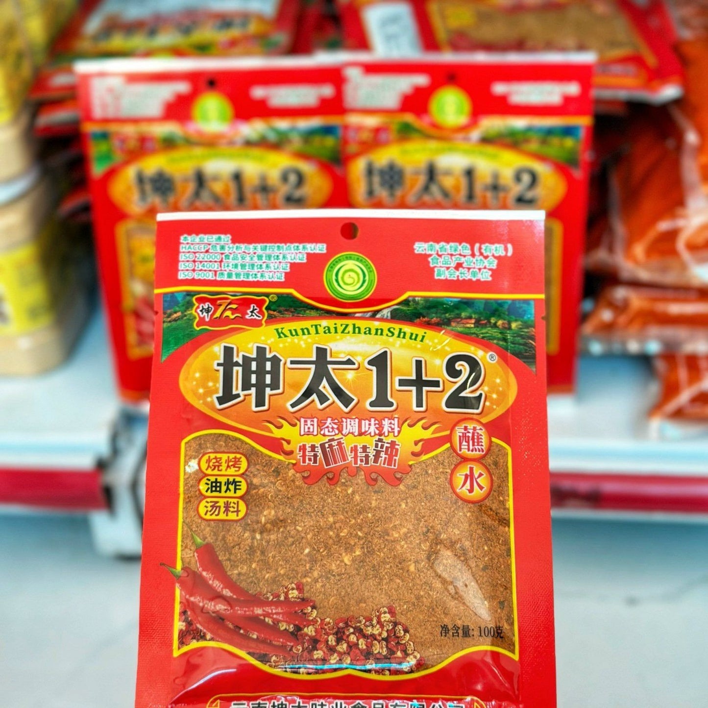 Lạp Xưởng Nướng Đá và Bột Ớt Đỏ Tê Cay